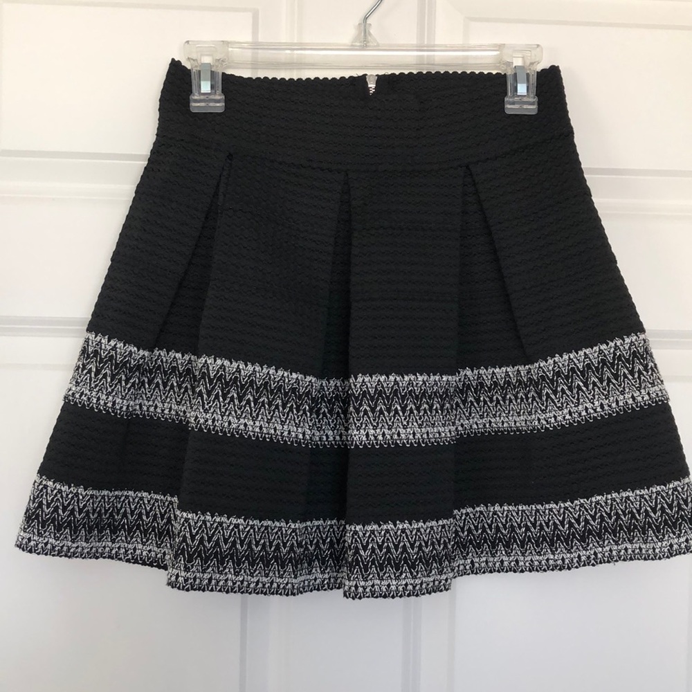 Ginger G Black,White,Silver Zip Back Skirt Size M